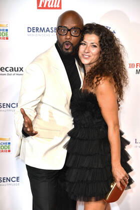 Yared Dibaba mit Ehefrau Fernanda de Sousa Dibaba bei der 15. Verleihung der Goldenen Bild der Frau 2022 im Stage Theater Neue Flora. Hamburg, 09.11.2022