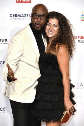 Yared Dibaba mit Ehefrau Fernanda de Sousa Dibaba bei der 15. Verleihung der Goldenen Bild der Frau 2022 im Stage Theater Neue Flora. Hamburg, 09.11.2022