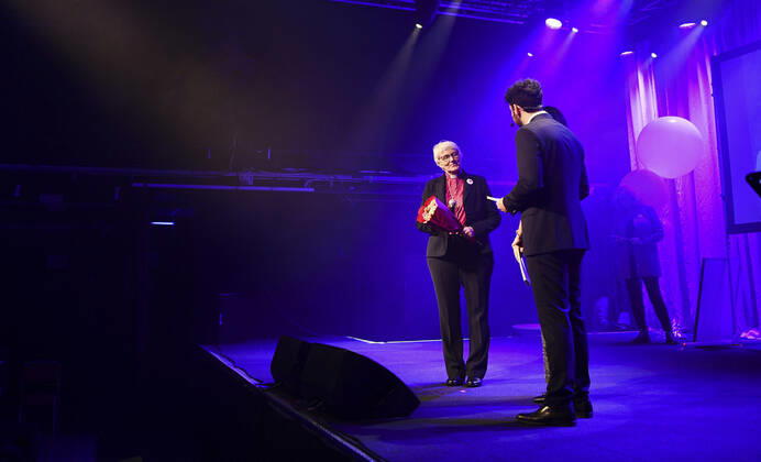 STOCKHOLM 20221110 Former archbishop Antje JackelÃ n receives an honorary award for his lifes work during the awarding of the Anders Carlberg memorial prize 2022 at Fryshuset in Stockholm Stockholm Sweden x12130x,  Copyright: xTimxAro TTx ANDERS CARLBERGS MINNESPRIS 2022