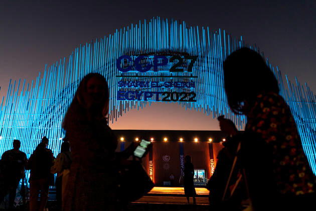 COP27 In Sharm El Sheikh - Day 4 Participants stand in front of the main entrance of COP27 venue on the fourth day of the COP27 UN Climate Change Conference, held by UNFCCC in Sharm El-Sheikh International Convention Center, Egypt on November 10, 2022. COP27, running from November 6 to November 18 in Sharm El Sheikh focuses on implementation of measures already agreed during previous COPs. The Conference in Sharm El Sheikh focuses also on the most vulnerable communities as the climate crisis hardens life conditions of those already most disadvantaged. Sharm El Sheikh South Sinai Egypt Copyright: xDominikaxZarzyckax originalFilename: zarzycka-cop27ins221110_npmJt