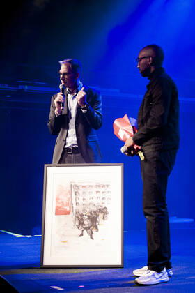STOCKHOLM 20221110 Fryshusets CEO Johan Oljeqvist presents the award as Paver of the Year to Sakariya Hirsi at the Anders Carlberg Memorial Award 2022 at Fryshuset in Stockholm Stockholm Sweden x12130x,  Copyright: xTimxAro TTx ANDERS CARLBERGS MINNESPRIS 2022