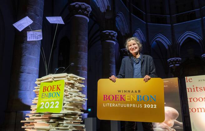 2022-11-10 21:23:06 THE HAGUE - Anjet Daanje has won the Boekenbon Literatuurprijs 2022 with The song of stork and dromedary. This year the award ceremony took place in the Grote of Sint-Jacobskerk. ANP LEX VAN LIESHOUT netherlands out - belgium out