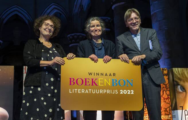 2022-11-10 21:19:40 THE HAGUE - Lily Kibbeler, chairman of the annual literature prize and Guy Verhofstadt, chairman, presents a check to Anjet Daanje, who won the Boekenbon Literatuurprijs with The song of stork and dromedary. This year the award ceremony took place in the Grote of Sint-Jacobskerk. ANP LEX VAN LIESHOUT netherlands out - belgium out