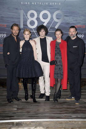 Bilder des Jahres 2022, Entertainment 11 November Entertainment Themen der Woche KW45 Andreas Pietschmann, Emily Beecham, Aneurin Barnard, Jantje Friese und Baran bo Odar bei der Premiere der Netflix Serie 1899 im Funkhaus Berlin. Berlin, 10.11.2022