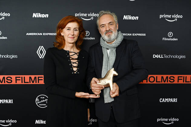 STOCKHOLM 20221111 The British director Sam Mendes with his Bronze Horse for the Stockholm Visionary Award at the Stockholm Film Festival, together with the film festival director Git Scheynius Stockholm SWEDEN x10070x,  Copyright: xJessicaxGow TTx STOCKHOLMS FILMFESTIVAL