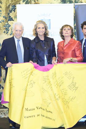 14-11-2022 Madrid Princess Elena de Borbon and Mario Vargas Llosa during the Capote De Las Artes award 2022 ceremony at Wellington Hotel in Madrid. No Spain Â  Copyright: xPPEx