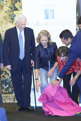 14-11-2022 Madrid Princess Elena de Borbon and Mario Vargas Llosa during the Capote De Las Artes award 2022 ceremony at Wellington Hotel in Madrid. No Spain Â  Copyright: xPPEx