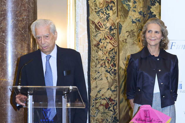 14-11-2022 Madrid Princess Elena de Borbon and Mario Vargas Llosa during the Capote De Las Artes award 2022 ceremony at Wellington Hotel in Madrid. No Spain Â  Copyright: xPPEx