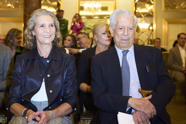 14-11-2022 Madrid Princess Elena de Borbon and Mario Vargas Llosa during the Capote De Las Artes award 2022 ceremony at Wellington Hotel in Madrid. No Spain Â  Copyright: xPPEx