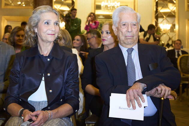14-11-2022 Madrid Princess Elena de Borbon and Mario Vargas Llosa during the Capote De Las Artes award 2022 ceremony at Wellington Hotel in Madrid. No Spain Â  Copyright: xPPEx