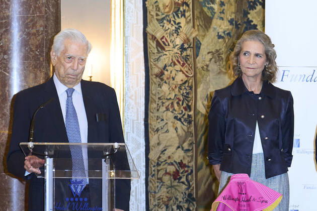 14-11-2022 Madrid Princess Elena de Borbon and Mario Vargas Llosa during the Capote De Las Artes award 2022 ceremony at Wellington Hotel in Madrid. No Spain Â  Copyright: xPPEx
