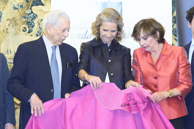 14-11-2022 Madrid Princess Elena de Borbon and Mario Vargas Llosa during the Capote De Las Artes award 2022 ceremony at Wellington Hotel in Madrid. No Spain Â  Copyright: xPPEx