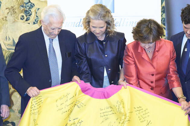 14-11-2022 Madrid Princess Elena de Borbon and Mario Vargas Llosa during the Capote De Las Artes award 2022 ceremony at Wellington Hotel in Madrid. No Spain Â  Copyright: xPPEx