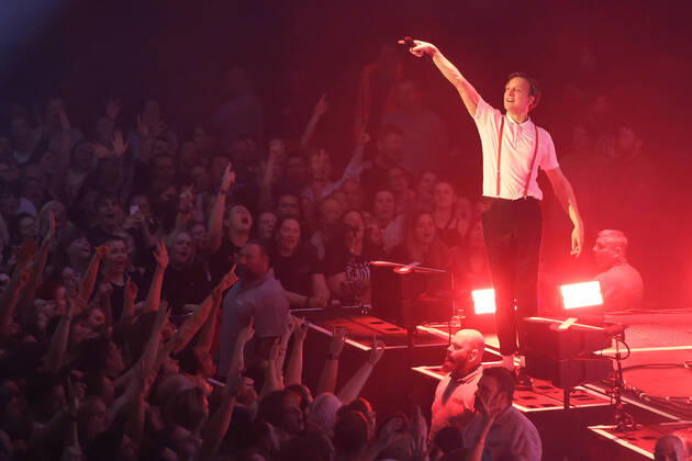 Bilder des Jahres 2022, Entertainment 11 November Entertainment Themen der Woche KW46 Entertainment Bilder des Tages Kraftklub Konzert in Hamburg, Kraftklub Sänger Felix Kummer Hamburg Alsterdorfer Sporthalle Hamburg Deutschland Copyright: xLobeca RalfxHomburgx