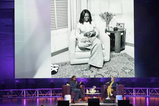 Berühmte Feministinnen, Michelle Obama Bilder des Jahres 2022, Entertainment 11 November Entertainment Themen der Woche KW46 Entertainment Bilder des Tages The former first lady of the United States Michelle Obama (L) speaks with the American comedian Ellen DeGeneres during the presentation of her book With Her Own Light today, at the Warner Theater in Washington DC, USA 15 November 2022. Michelle spoke about practical knowledge and effective strategies to achieve stability in such an uncertain world in which we live. Michelle Obama presents her book in Washington !ACHTUNG: NUR REDAKTIONELLE NUTZUNG!  Copyright: xLENINxNOLLYx AME3762 20221116-1c44556bf06517eec1dc2497fc4e9b5f5f44cc60