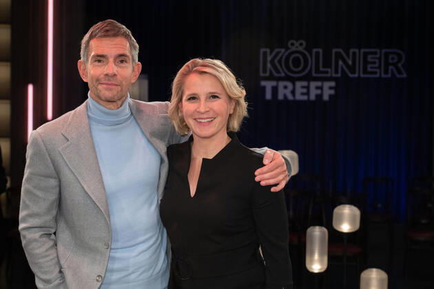 von links: Micky BEISENHERZ, Moderator, Susan LINK, Moderatorin, Gastgeber der Sendung ,,Koelner Treff,, im WDR Fernsehen, 15.11.2022.
