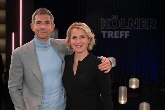 von links: Micky BEISENHERZ, Moderator, Susan LINK, Moderatorin, Gastgeber der Sendung ,,Koelner Treff,, im WDR Fernsehen, 15.11.2022.