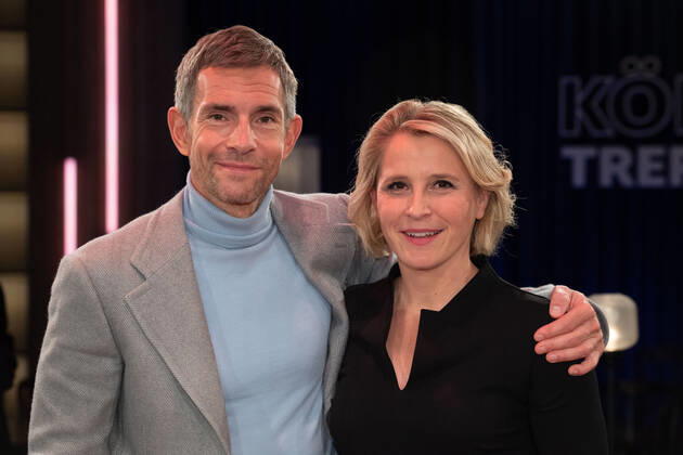 von links: Micky BEISENHERZ, Moderator, Susan LINK, Moderatorin, Gastgeber der Sendung ,,Koelner Treff,, im WDR Fernsehen, 15.11.2022.