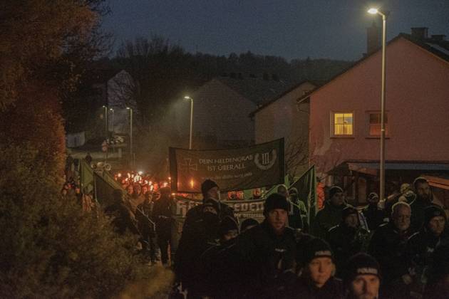 12.11.2022, Heldengedenken Der 3. Weg, Wunsiedel: Im Rahmen des sog. Heldengedenkens versammelten sich rund 120 Neonazis der rechtsextremen Kleinstpartei Der 3. Weg in Wunsiedel. Mit einem Fackelmarsch zogen sie unter kaum Außenwirkung durch ein verlassenen und dunkles Wohngebiet. Bayern Deutschland Der 3. Weg, Wunsiedel 2022-08