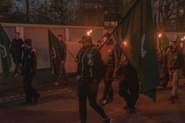 12.11.2022, Heldengedenken Der 3. Weg, Wunsiedel: Im Rahmen des sog. Heldengedenkens versammelten sich rund 120 Neonazis der rechtsextremen Kleinstpartei Der 3. Weg in Wunsiedel. Mit einem Fackelmarsch zogen sie unter kaum Außenwirkung durch ein verlassenen und dunkles Wohngebiet. Bayern Deutschland Der 3. Weg, Wunsiedel 2022-12