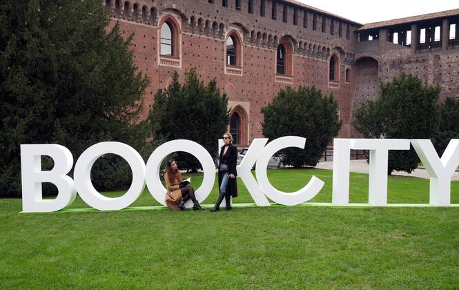 Milan, Hybrid life and the theme of the eleventh edition of Bookcity starting today, Sign, written in the park of the courtyard of the Castello Sforzesco Editorial Usage Only Copyright: xDUILIOxPIAGGESIx xIPAx Agenzia_Fotogramma_FGR3681753