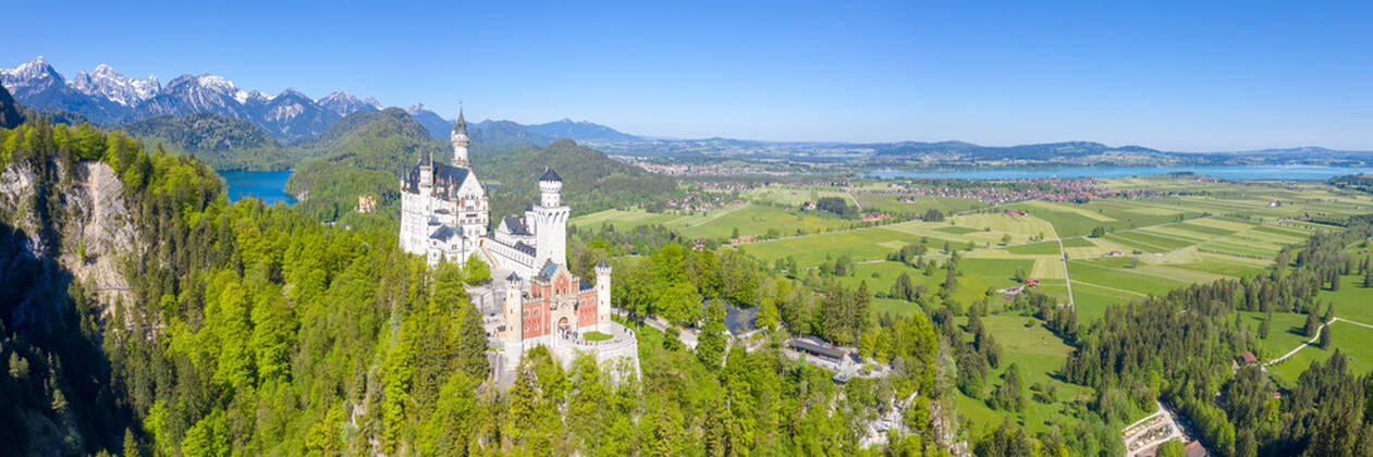 Schloss Neuschwanstein Luftbild Architektur Alpen Landschaft Deutschland Bayern Reise reisen Panorama Füssen, Deutschland - 1. Juni 2021: Schloss Neuschwanstein Luftbild Architektur Alpen Landschaft Bayern Reise reisen Panorama in Füssen, Deutschland. Copyright: xZoonar.com MarkusxMainkax 17508306