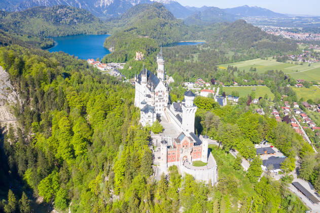 Schloss Neuschwanstein Luftbild Architektur Alpen Landschaft Deutschland Bayern Reise reisen Füssen, Deutschland - 1. Juni 2021: Schloss Neuschwanstein Luftbild Architektur Alpen Landschaft Bayern Reise reisen in Füssen, Deutschland. Copyright: xZoonar.com MarkusxMainkax 17508337