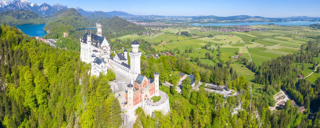 Schloss Neuschwanstein Luftbild Architektur Alpen Landschaft Deutschland Bayern Reise reisen Panorama Füssen, Deutschland - 1. Juni 2021: Schloss Neuschwanstein Luftbild Architektur Alpen Landschaft Bayern Reise reisen Panorama in Füssen, Deutschland. Copyright: xZoonar.com MarkusxMainkax 17508384