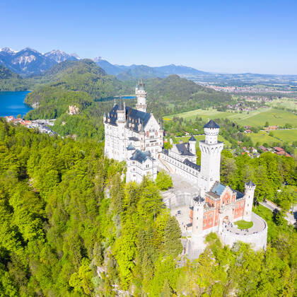 Schloss Neuschwanstein Luftbild Architektur Alpen Landschaft Deutschland Bayern Reise reisen quadratisch Füssen, Deutschland - 1. Juni 2021: Schloss Neuschwanstein Luftbild Architektur Alpen Landschaft Bayern Reise reisen quadratisch in Füssen, Deutschland. Copyright: xZoonar.com MarkusxMainkax 17508402