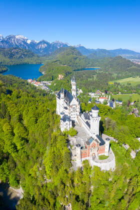 Schloss Neuschwanstein Luftbild Architektur Alpen Landschaft Deutschland Bayern Reise reisen Hochformat Füssen, Deutschland - 1. Juni 2021: Schloss Neuschwanstein Luftbild Architektur Alpen Landschaft Bayern Reise reisen Hochformat in Füssen, Deutschland. Copyright: xZoonar.com MarkusxMainkax 17508510