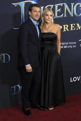 Bilder des Jahres 2022, Entertainment 11 November November 16, 2022, Los Angeles, CA, USA: LOS ANGELES - NOV 16: Patrick Dempsey, Jillian Fink at the Disenchanted Premiere at El Capitan Theatre on November 16, 2022 in Los Angeles, CA Los Angeles USA - ZUMAb170 20221116_zap_b170_037 Copyright: xKayxBlakex