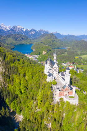 Schloss Neuschwanstein Luftbild Architektur Alpen Landschaft Deutschland Bayern Reise reisen Hochformat Füssen, Deutschland - 1. Juni 2021: Schloss Neuschwanstein Luftbild Architektur Alpen Landschaft Deutschland Bayern Reise reisen Hochformat in Füssen, Deutschland. Copyright: xZoonar.com MarkusxMainkax 18092362