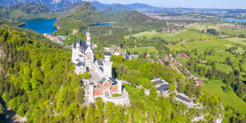 Schloss Neuschwanstein Luftbild Architektur Alpen Panorama Landschaft Deutschland Bayern Reise reisen Füssen, Deutschland - 1. Juni 2021: Schloss Neuschwanstein Luftbild Architektur Alpen Panorama Landschaft Deutschland Bayern Reise reisen in Füssen, Deutschland. Copyright: xZoonar.com MarkusxMainkax 18092530