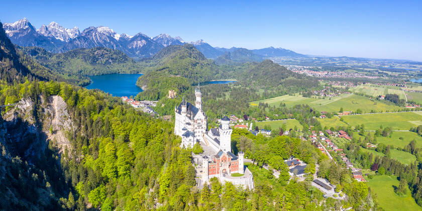 Schloss Neuschwanstein Luftbild Architektur Alpen Panorama Landschaft Deutschland Bayern Reise reisen Füssen, Deutschland - 1. Juni 2021: Schloss Neuschwanstein Luftbild Architektur Alpen Panorama Landschaft Deutschland Bayern Reise reisen in Füssen, Deutschland. Copyright: xZoonar.com MarkusxMainkax 18095171