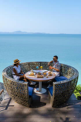 couple having lunch at an restaurant looking out over the ocean of Pattaya Thailand, man and woman having dinner in restaurant by the ocean in Pattaya couple having lunch at a restaurant looking out over the ocean of Pattaya Thailand, man and woman having dinner in a restaurant by the ocean in Pattaya. Copyright: xZoonar.com FokkexBaarssenx 18188838 ,model released, Symbolfoto ,property released