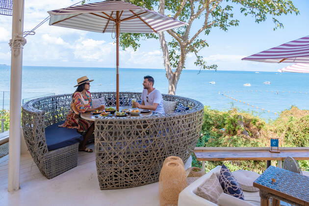 couple having lunch at an restaurant looking out over the ocean of Pattaya Thailand, man and woman having dinner in restaurant by the ocean in Pattaya couple having lunch at a restaurant looking out over the ocean of Pattaya Thailand, man and woman having dinner in a restaurant by the ocean in Pattaya. Copyright: xZoonar.com FokkexBaarssenx 18188873 ,model released, Symbolfoto ,property released