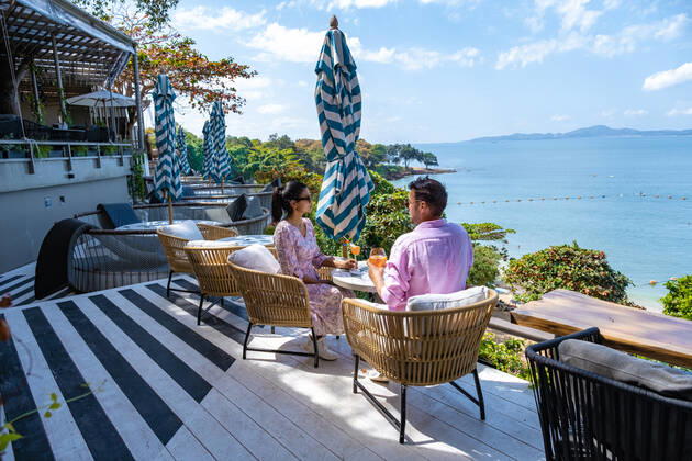 couple having lunch at an restaurant looking out over the ocean of Pattaya Thailand, man and woman having dinner in restaurant by the ocean in Pattaya couple having lunch at a restaurant looking out over the ocean of Pattaya Thailand, man and woman having dinner in a restaurant by the ocean in Pattaya. Copyright: xZoonar.com FokkexBaarssenx 18188905 ,model released, Symbolfoto ,property released
