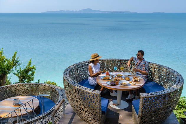 couple having lunch at an restaurant looking out over the ocean of Pattaya Thailand, man and woman having dinner in restaurant by the ocean in Pattaya couple having lunch at a restaurant looking out over the ocean of Pattaya Thailand, man and woman having dinner in a restaurant by the ocean in Pattaya. Copyright: xZoonar.com FokkexBaarssenx 18188909 ,model released, Symbolfoto ,property released