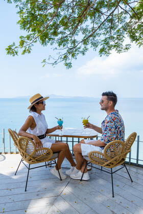 couple having lunch at an restaurant looking out over the ocean of Pattaya Thailand, man and woman having dinner in restaurant by the ocean in Pattaya couple having lunch at a restaurant looking out over the ocean of Pattaya Thailand, man and woman having dinner in a restaurant by the ocean in Pattaya. Copyright: xZoonar.com FokkexBaarssenx 18188914 ,model released, Symbolfoto ,property released