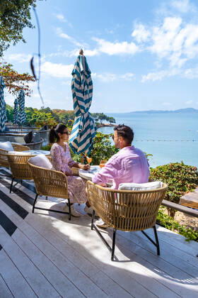 couple having lunch at an restaurant looking out over the ocean of Pattaya Thailand, man and woman having dinner in restaurant by the ocean in Pattaya couple having lunch at a restaurant looking out over the ocean of Pattaya Thailand, man and woman having dinner in a restaurant by the ocean in Pattaya. Copyright: xZoonar.com FokkexBaarssenx 18188956 ,model released, Symbolfoto ,property released