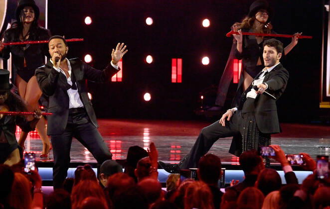 Bilder des Jahres 2022, Entertainment 11 November Entertainment Themen der Woche KW46 Entertainment Bilder des Tages John Legend and Sebastián Yatra perform onstage during the 23rd annual Latin Grammy Awards at the Michelob Ultra Arena at Mandalay Bay Resort and Casino in Las Vegas, Nevada on Thursday, November 17, 2022.  LAV20221117695 JIMxRUYMEN