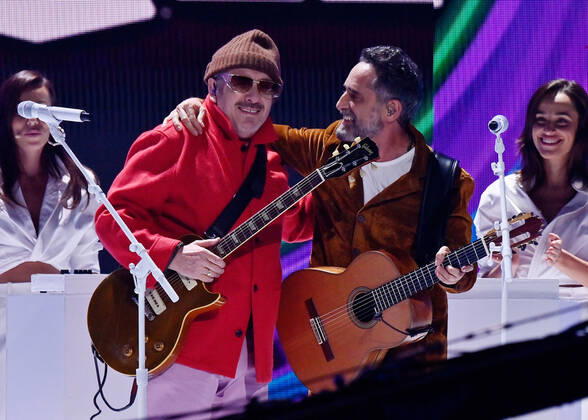 Elvis Costello (L) and Jorge Drexler perform during the 23rd annual Latin Grammy Awards at the Michelob Ultra Arena at Mandalay Bay Resort and Casino in Las Vegas, Nevada on Thursday, November 17, 2022.  LAV20221117074 JIMxRUYMEN