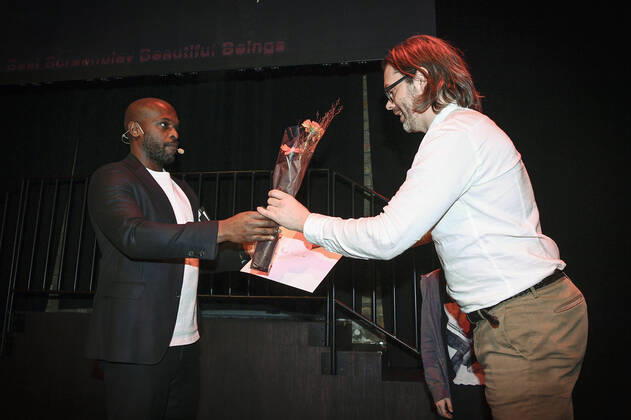 STOCKHOLM 20221118 GuÃ°mundur Arnar GuÃ°mundsson receives the Best Screenplay award for Beautiful Beings from conferencer Kodjo Akolor at the Stockholm Film Festivals award ceremony at Bibliotek Live in Stockholm on Friday STOCKHOLM SWEDEN x12130x,  Copyright: xTimxAro TTx STOCKHOLM FILMFESTIVAL PRISCEREMONI 2022