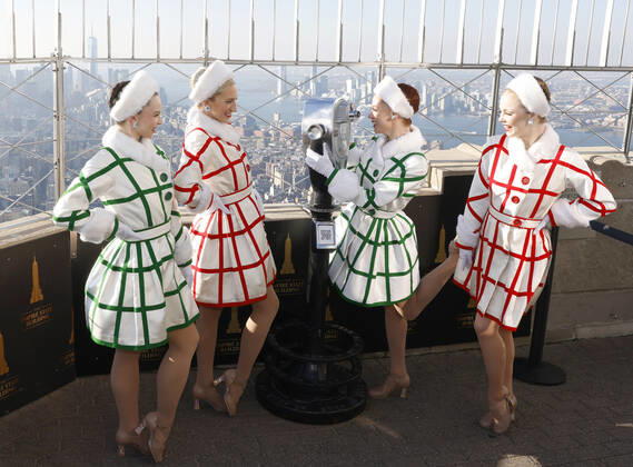 Entertainment Bilder des Tages Radio City Rockettes dancers stand on the observation deck of the Empire State Building with a view of the Manhattan skyline in celebration of the opening of the 2022 Christmas Spectacular starring the Radio City Rockettes on Friday, November 18, 2022 in New York City.  NYP20221118104 JOHNxANGELILLO