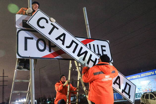 Bilder des Jahres, News 11 November News Themen der Woche KW46 News Bilder des Tages RUSSIA, VOLGOGRAD - NOVEMBER 18, 2022: Workers install a Stalingrad city limit sign. The Volgograd authorities decided to replace the city signs for one day to mark the 80th anniversary of the start of the Soviet Army s counteroffensive in the Battle of Stalingrad, one of the major battles on the Eastern Front of World War II. Dmitry Rogulin TASS  55961920
