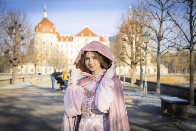 Bilder des Jahres, News 11 November News Themen der Woche KW46 News Bilder des Tages Winterausstellung , Drei Haselnüsse für Aschenbrödel, Das Aschenbrödel kehrt zurück in sein Schloss! Model Tamara Kretzschmer im nachgeschöpften Outfit. Ab dem 19. November lädt das traumhafte Moritzburger Schloss wieder Fans des beliebten Märchenfilms in seine Räume ein. Hier wird die deutsch-tschechische Verfilmung am originalen Drehort präsentiert. Mit der überarbeiteten Ausstellung kommen Hintergrundgeschichten zu Tage, sowohl über den beliebten Film als auch über das dahinterstehende Märchen. Die Ausstellungsmacher haben keine Mühe gescheut, das Märchen neu entstehen zu lassen. Ziel ist es, den Besuchern die Atmosphäre des Films - durch Inszenierungen, multimedial und mit viel Liebe zum Detail zu vermitteln. Fa