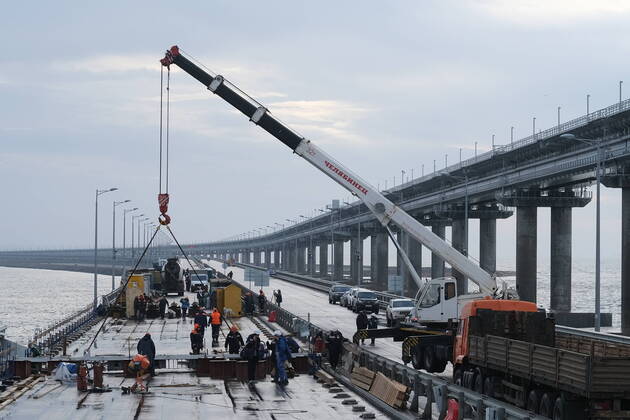 Bilder des Jahres, News 11 November News Themen der Woche KW46 News Bilder des Tages RUSSIA, CRIMEA - NOVEMBER 19, 2022: Installing the last forth span of the road section of the Crimean Bridge. A truck explosion caused two spans of the road section of the bridge to partially collapse on October 8, 2022. Rosavtodor Press Office TASS  55972540