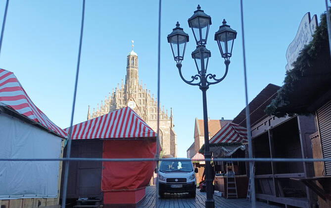 Nürnberger Christkindlesmarkt. Vorbereitung der Weihnachtsmärkte während die Covid 19 Coronavirus Pandemie in Nürnberg , Bayern , Deutschland . November 19 , 2022.