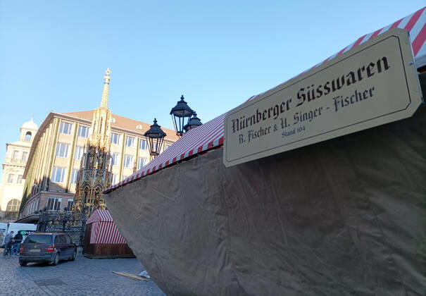 Nürnberger Christkindlesmarkt. Vorbereitung der Weihnachtsmärkte während die Covid 19 Coronavirus Pandemie in Nürnberg , Bayern , Deutschland . November 19 , 2022.