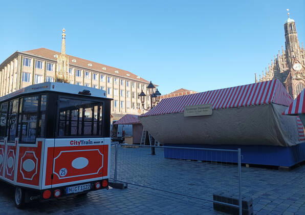 Nürnberger Christkindlesmarkt. Vorbereitung der Weihnachtsmärkte während die Covid 19 Coronavirus Pandemie in Nürnberg , Bayern , Deutschland . November 19 , 2022.